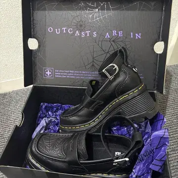 Dr. Martens Wednesday CORRAN