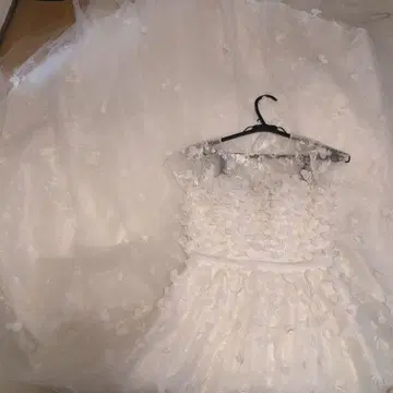 꽃잎 장식 화이트 웨딩 드레스 [ 새상품, 미사용 ]