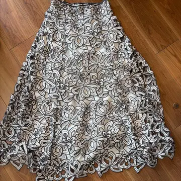 플라워 자수 롱 스커트 사이즈 0 화이트/블랙 아푸