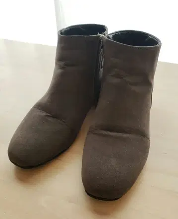 그레이 스웨이드풍 지퍼 부티