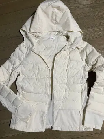 새상품급 PLST 후드 부착 화이트 다운 자켓