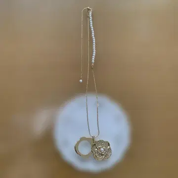 루나쥬메일 슬라이드 루페 포함 롱 목걸이 까멜리아