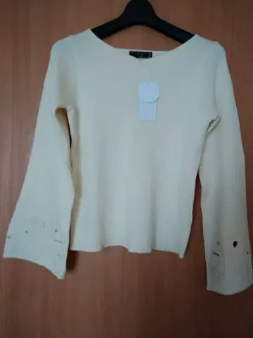 스윙글 V넥 니트