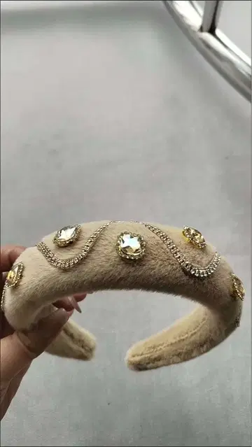 베이지 퍼 크리스탈 헤어밴드