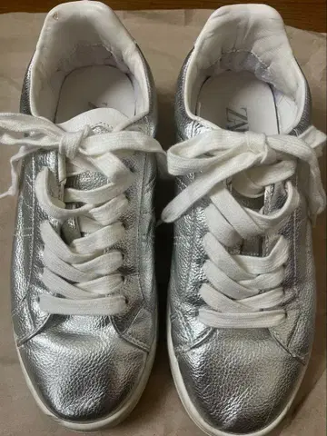 ZARA 실버 스니커즈