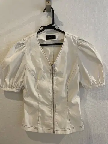 G.V.G.V. 화이트 퍼프 슬리브 상의 34