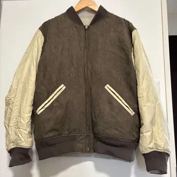 브라운과 크림 색상의 집업 점퍼