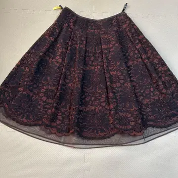 TO BE CHIC 블랙 크림슨 컬러 레이스 플레어 스커트