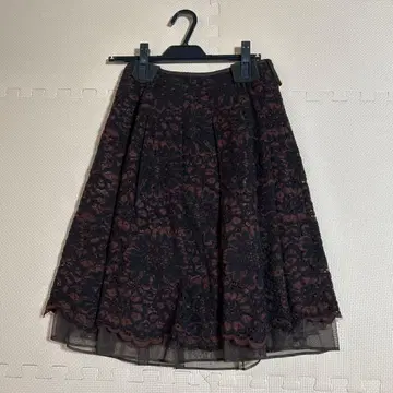 TO BE CHIC 블랙 크림슨 컬러 레이스 플레어 스커트