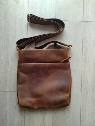 브라운 가죽 숄더백