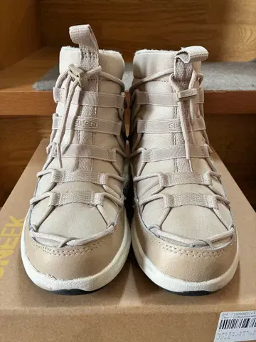 KEEN 베이지 퍼 하이컷 부츠