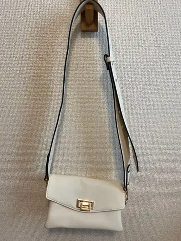 화이트 숄더백 조정 가능