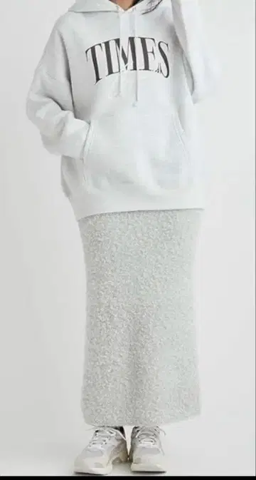 새상품 emmi 라메 니트 부클 스커트 그레이 롱 스커트