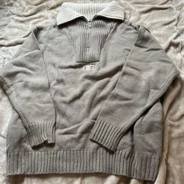 GYDA 바이컬러 하프 지퍼 니트 상의