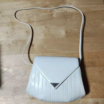 화이트 플랩 숄더백
