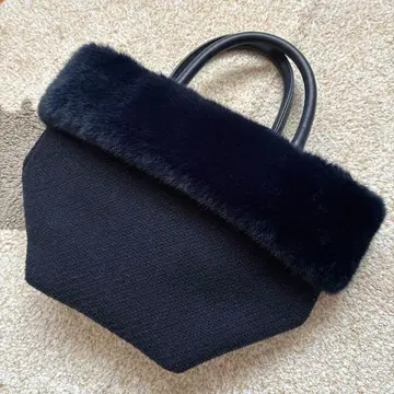 새상품급 네이비 퍼 포함 핸드백