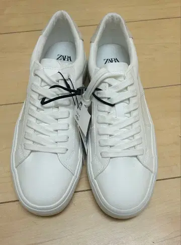 ZARA 화이트 스니커즈 39