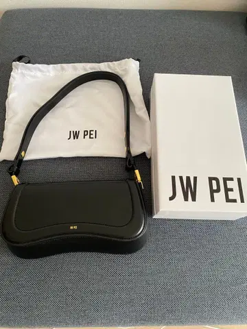 JW PEI 블랙 숄더백