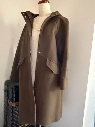 후드 부착 올리브 그린 롱 코트