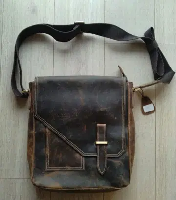 다크 브라운 가죽 숄더백