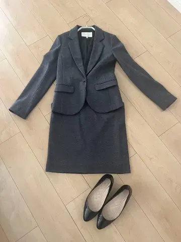 새상품급 다크 그레이 울 혼방 스커트 수트