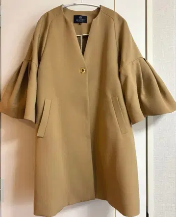 BRAHMIN 베이지 플레어 슬리브 노카라 코트