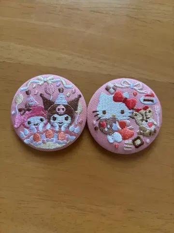 [미사용 새상품] 산리오 캐릭터즈 자수 캔뱃지 시크릿 & 키티 2종 세트