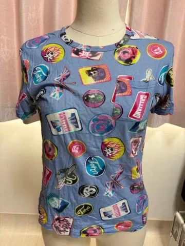 존 갈리아노 T셔츠 스티커풍 프린트 반팔