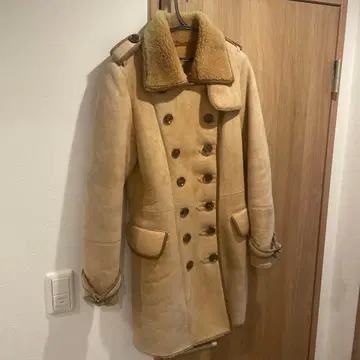 베이지 무스탕 코트 더블 브레스트 보아 옷깃