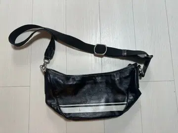 아니아리 가죽 숄더백 블랙 x 화이트 라인