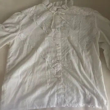 레이스 포함 화이트 블라우스 셔츠