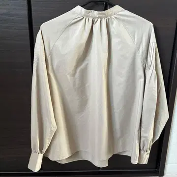 그린 라벨 리본 포함 베이지 긴팔 블라우스