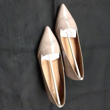 베이지 스틸레토 플랫슈즈