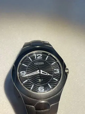 블랙의 아날로그 다이얼을 가진 CITIZEN제 시계.