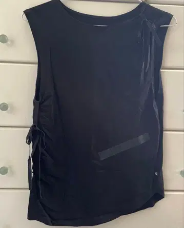 FEELCYCLE 블랙 리본 디자인 슬리브리스 상의