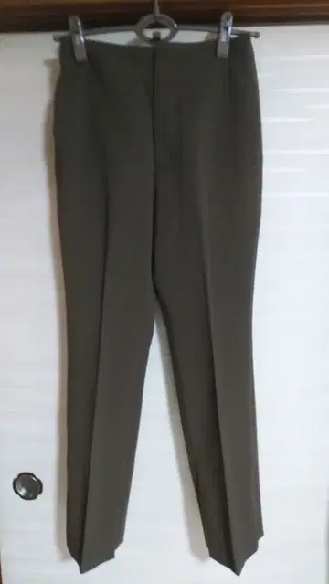 올리브 그린 슬랙스