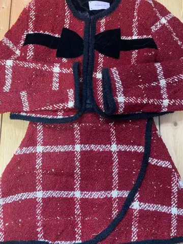 LA POMME petit Button Red Motif Set Up.