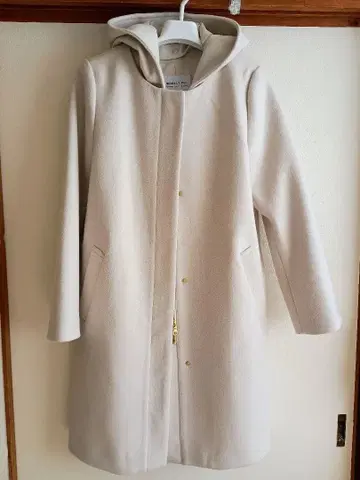 후드 부착 크림색 롱 코트