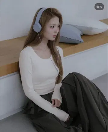 아이보리 긴팔 크롭 T셔츠