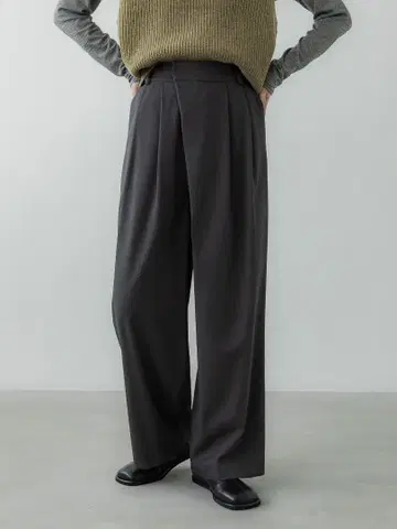 crewre 비대칭 투 턱 팬츠 charcoalgray 사이즈 2