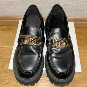 블랙 가죽 통굽 로퍼 골드 체인