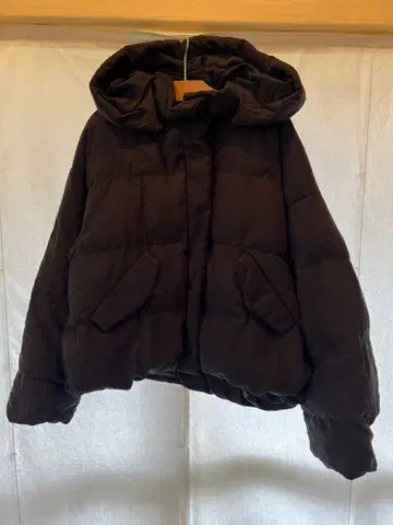 블랙 후드 부착 숏 다운 자켓