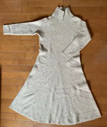 슬로브 이에나 베이지 터틀넥 롱 니트 원피스