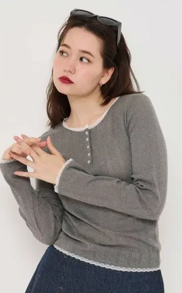 클리어 버튼 헨리넥 티셔츠 TINA: JOJUN 그레이