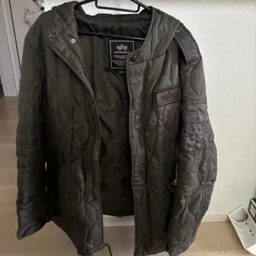 최종 가격 인하 다크 그레이 퀼팅 밀리터리 자켓