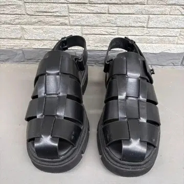 ZARA 블랙 스트랩 샌들 통굽