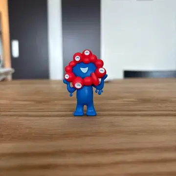 파란색 캐릭터형 피규어