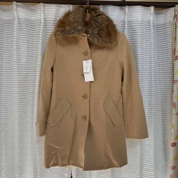 퍼 달린 베이지 롱 코트