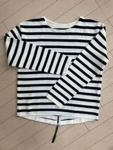 스트라이프 긴팔 상의 지퍼 포함