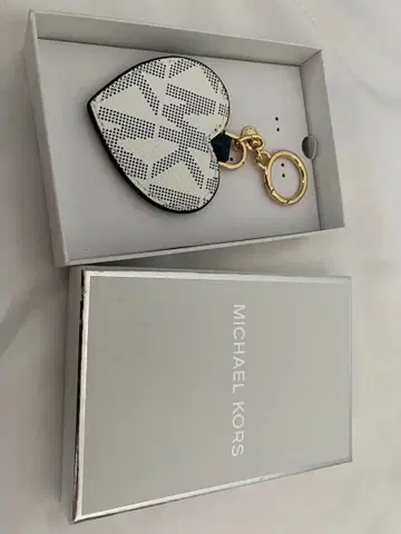 MICHAEL KORS 하트형 거울 키링